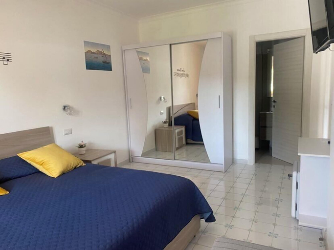 Bedroom 5, Capri Melody, Napoli