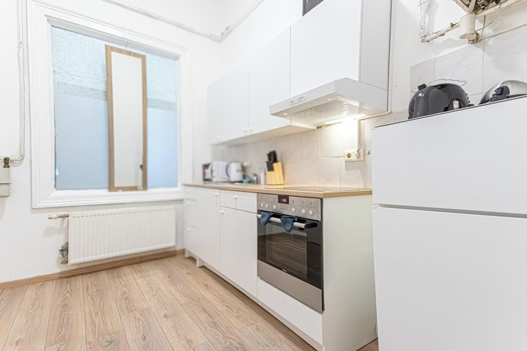 Shared kitchen 5, Budget Friendly Room for 3 Lugner City, Wien