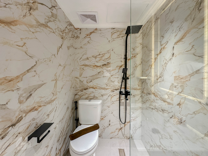 Bathroom 2, Lavish Studio at Orchard Supermall Mansion Apartment By Travelio, Surabaya