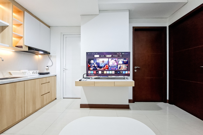 Living Room 3, White Tone 2BR at Springwood Residence Tangerang By Travelio, Tangerang