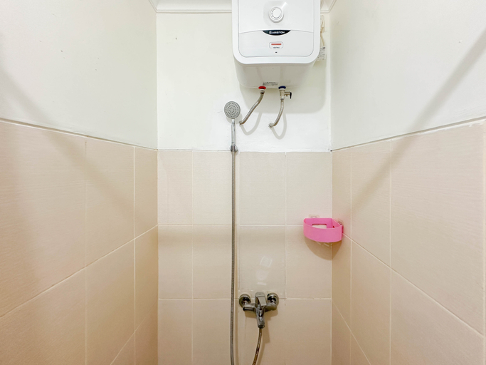 Bathroom 5, Cozy Living Studio near MERR at Bale Hinggil Apartment By Travelio, Surabaya