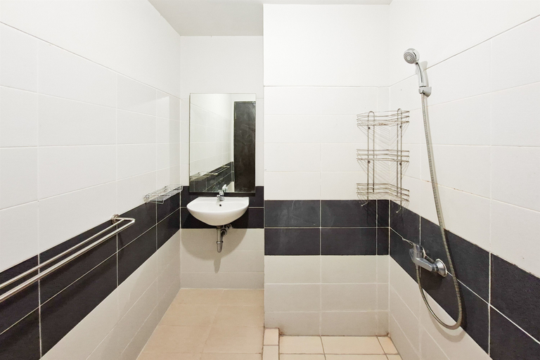 Bathroom 5, Cozy and Luxury 1BR Apartment at Scientia Residence By Travelio, Tangerang