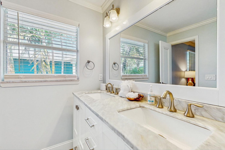 Bathroom 4, Southern Magnolia, Manatee