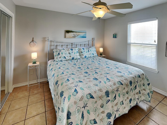 Bedroom 3, Blew By You, Nueces