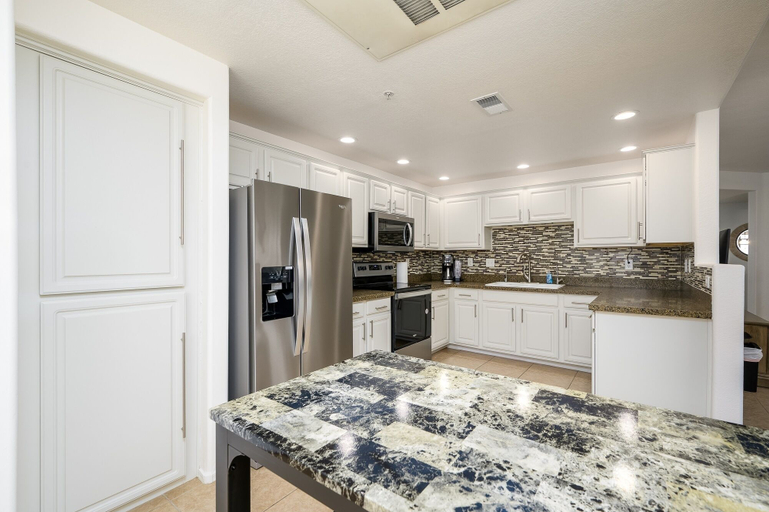 Private kitchen 4, Villa Cortina 2 Bedroom Condo by RedAwning, Maricopa