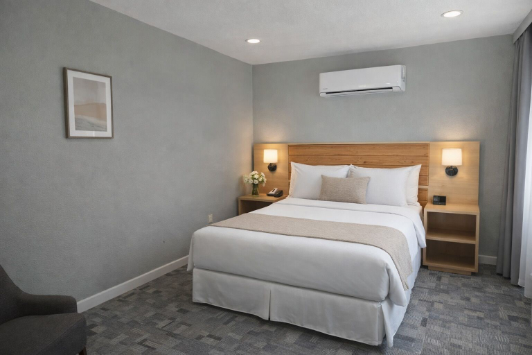 Bedroom, Skyliner Motel, Lincoln