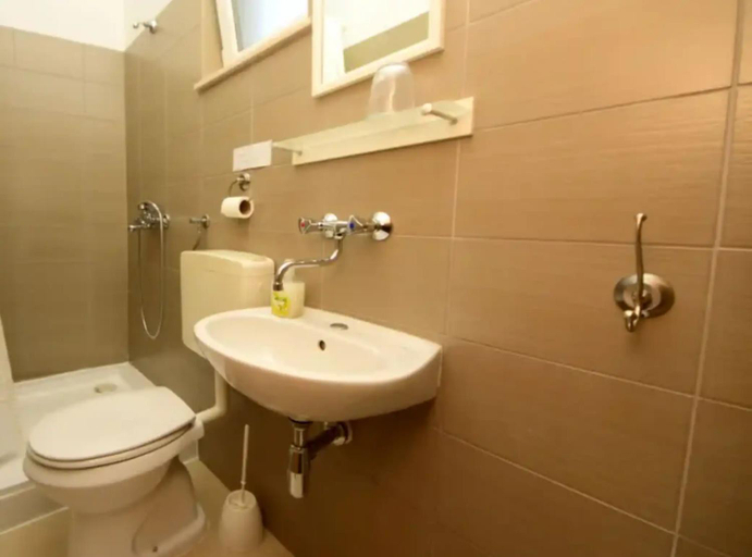 Bathroom 2, Coastal Breeze House, Selca