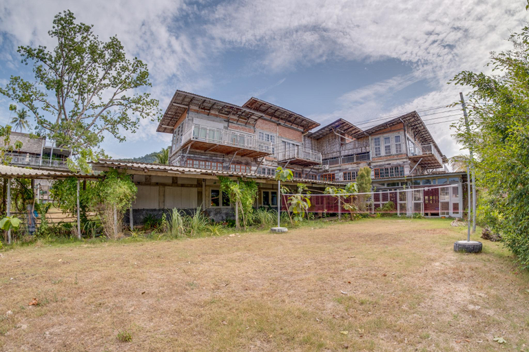 Exterior & Views