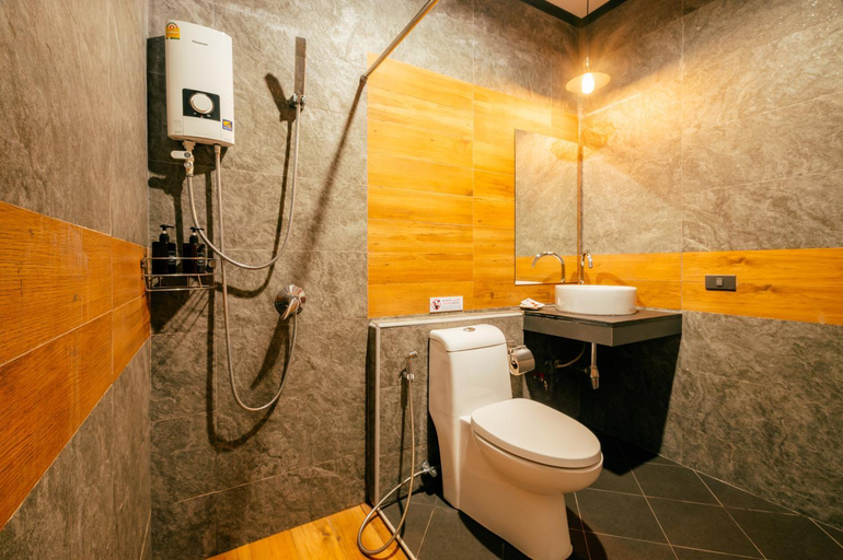 Bathroom 3, Lanta Chaolay, Ko Lanta