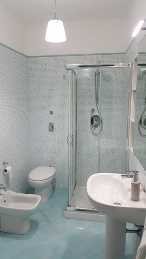 Bathroom 3, Il Re E La Regina Trapani, Trapani
