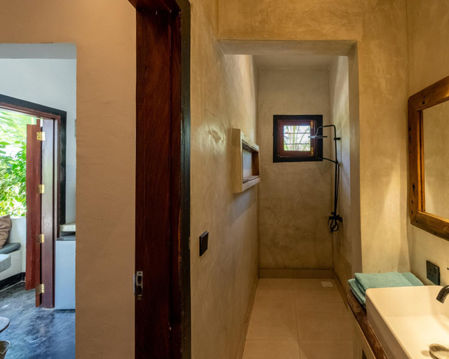 Bathroom 4, Baobab Bungalows, Kusini