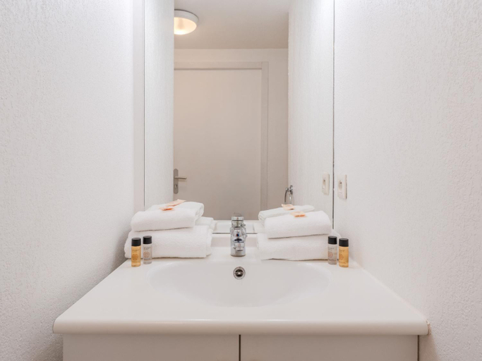 Bathroom 4, Séjours et Affaires Nantes La Beaujoire, Loire-Atlantique