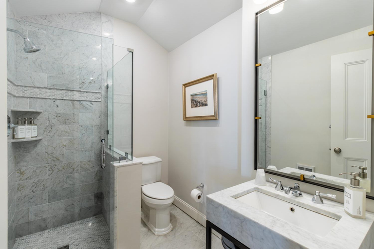 Bathroom 2, Adele Turner Inn, Newport