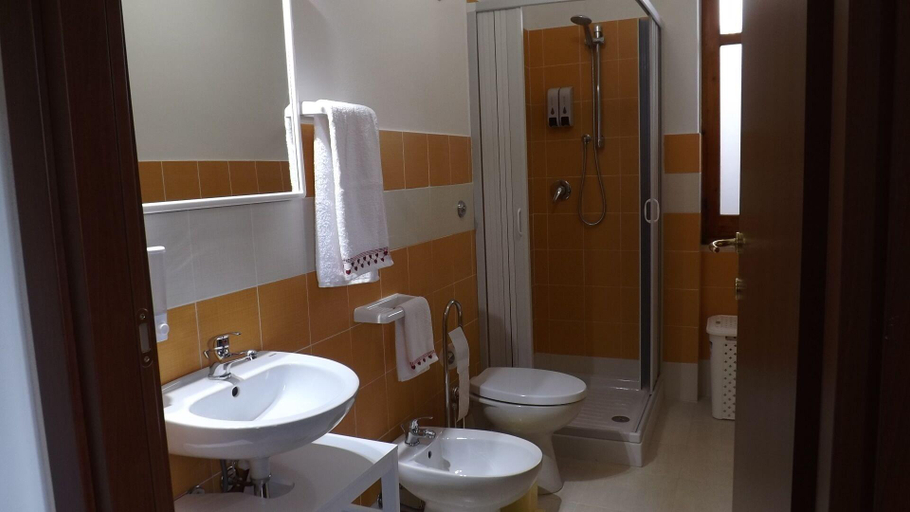 Bathroom 3, B & B Il Mirto 2, Carbonia-Iglesias
