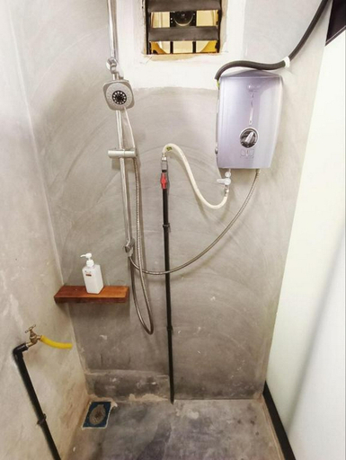 Bathroom 5, Ruma Papanz Moden 5BR 30 Pax by Jeffery Lam Home Management, Malacca City