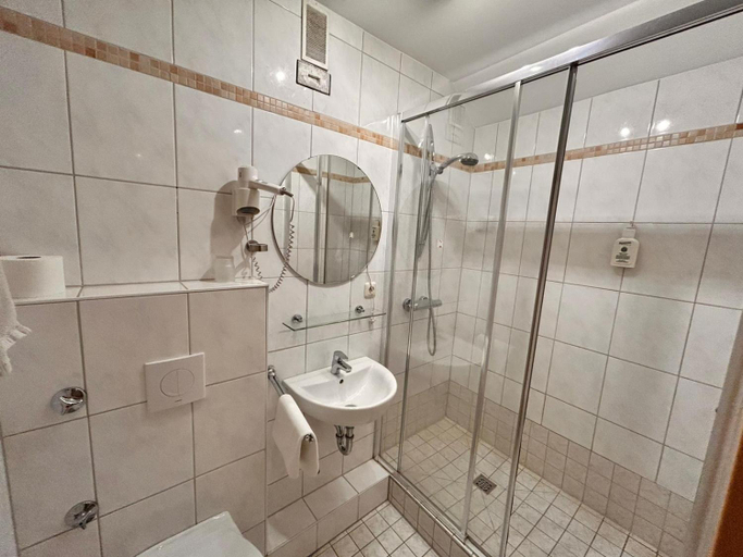 Bathroom 2, Hotel Herrenrest, Osnabrück
