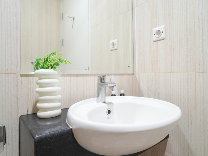Bathroom 5, Compact White 1BR at Sentul Tower Apartment By Travelio, Bogor