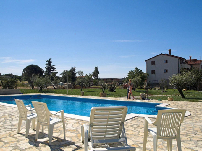 Swimming pool 3, Apartment in Valbandon near Beach & Pool, Fažana