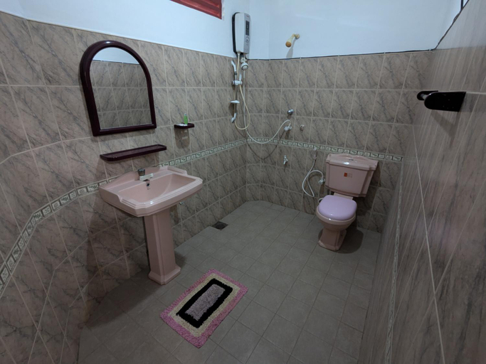Bathroom 2, Udawalawe Blue Sapphire, Embilipitiya
