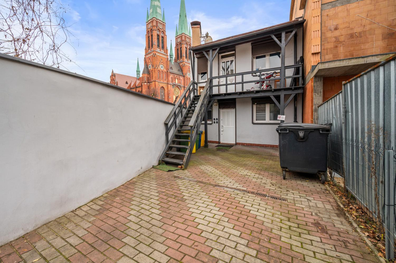 Exterior & Views