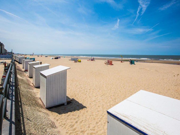 Others 4, Apartment on Zeedijk with Sea View, West-Vlaanderen