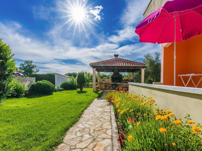 Others 4, Apartment in Nin near the Beach Pool, Nin