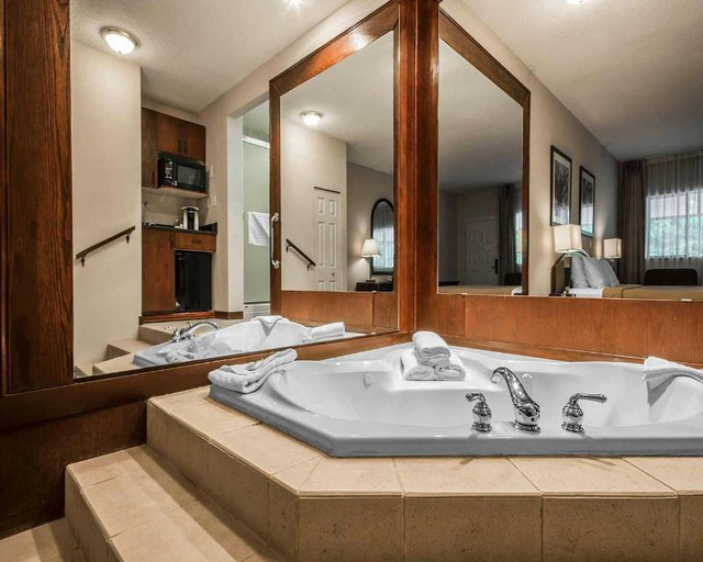 Bathroom, art infiniti hotel, Greater Vancouver