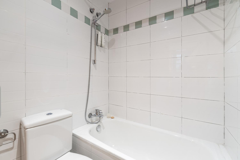 Bathroom 4, Aspasios Plaza Real Apartments, Barcelona