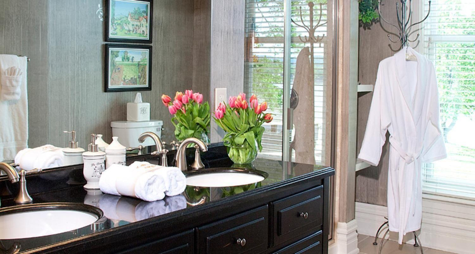 Bathroom, Riverside Inn Bed and Breakfast, Wedding Venue & Events, Gallatin