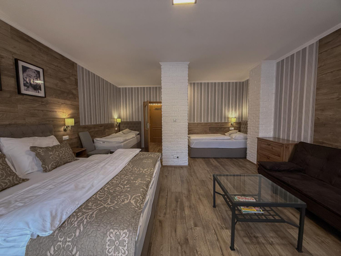 Bedroom 2, Vzhuru nohama, Karlovy Vary