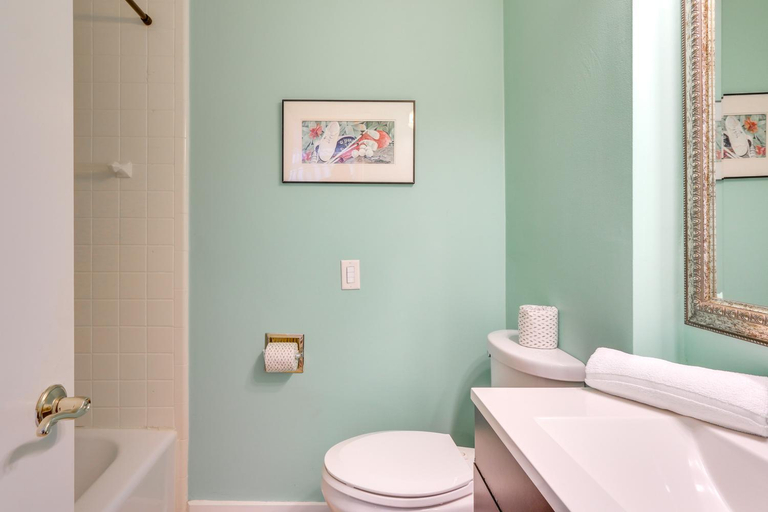 Bathroom 4, Golf Course Views & Beach Access: Shipyard Villa, Beaufort