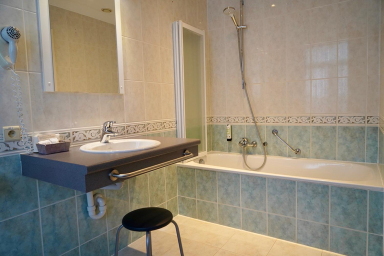 Bathroom 4, Hotel Prins Boudewijn, West-Vlaanderen