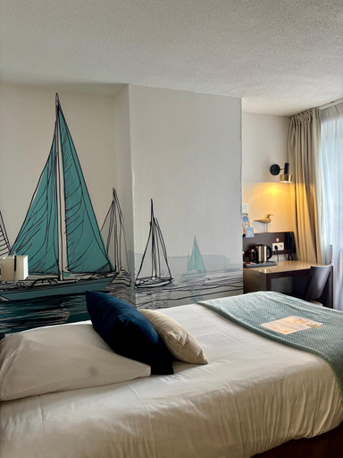 Bedroom 2, Ambassadeur Hotel - Cherbourg Port de Plaisance, Manche