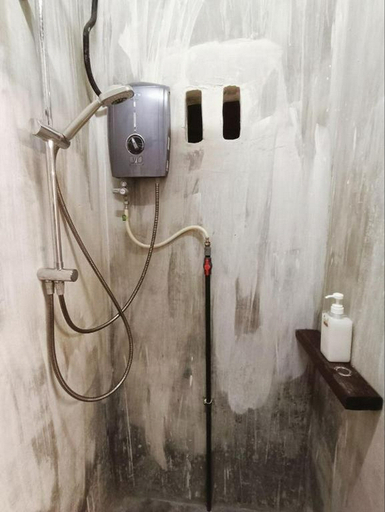 Bathroom 5, Ruma Papanz Moden 3BR 19 Pax by Jeffery Lam Home Management, Malacca City