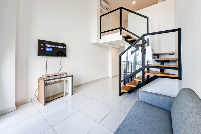 Living Room 4, Cozy White Loft Studio at Kingland Avenue Apartment By Travelio, Tangerang