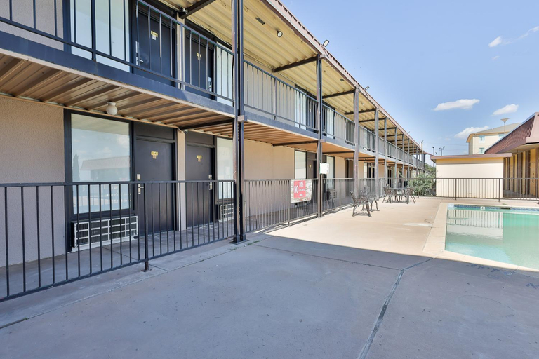 Exterior & Views 2, West Texas Inn & Suites with Kitchenette, Midland