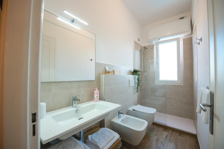 Bathroom 4, Perla Marina Apartments, Savona