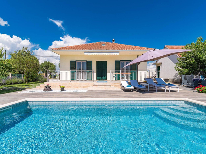 2, Villa near Krka with Private Pool, Unešić