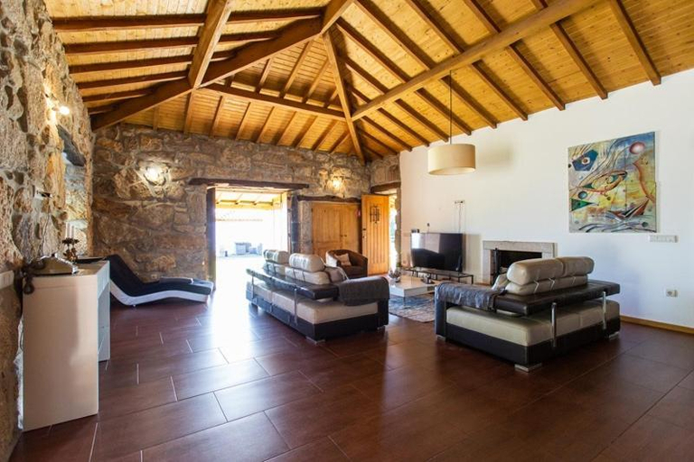 Shared lounge/TV area 2, Luxury Villa Private Pool, Celorico de Basto