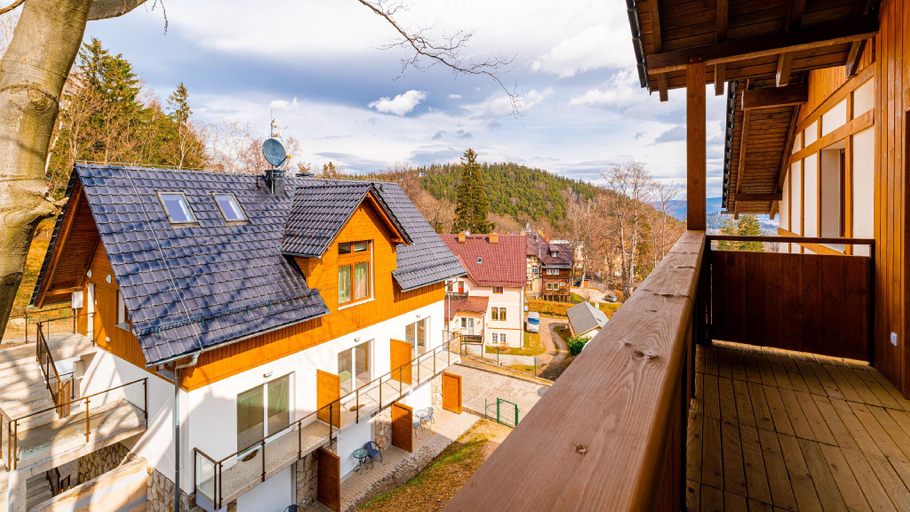 Exterior & Views