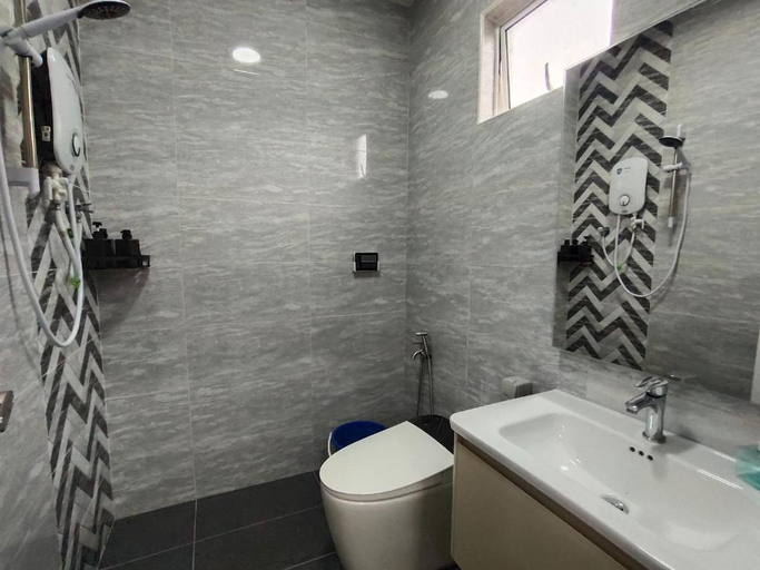 Bathroom 5, Ujong Pasir 4BR Moden House by Jeffery Lam Home Management, Malacca City