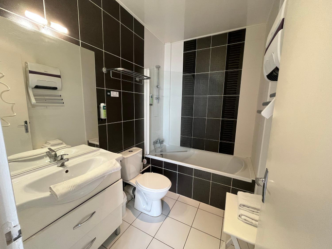 Bathroom 3, Logis Le Bretagne, Sarthe