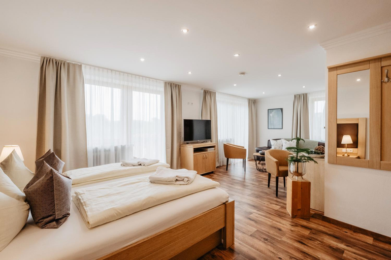 Bedroom 2, Hotel Restaurant Zum Goldenen Anker mit Hallenbad & Wellnessbereich, Passau