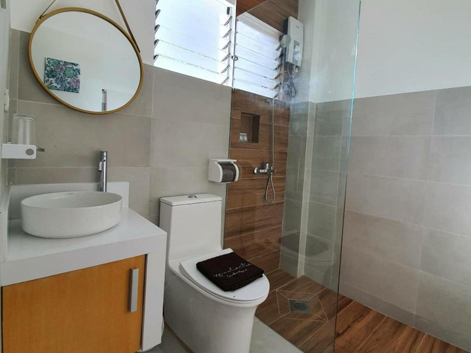 Bathroom 4, SIGNATURE CECILIA GARDEN RESORT , Daanbantayan