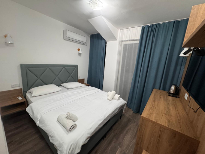 Others 4, Hotel Fama