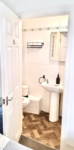 Bathroom 2, Glenthorne Guest House, Pembrokeshire