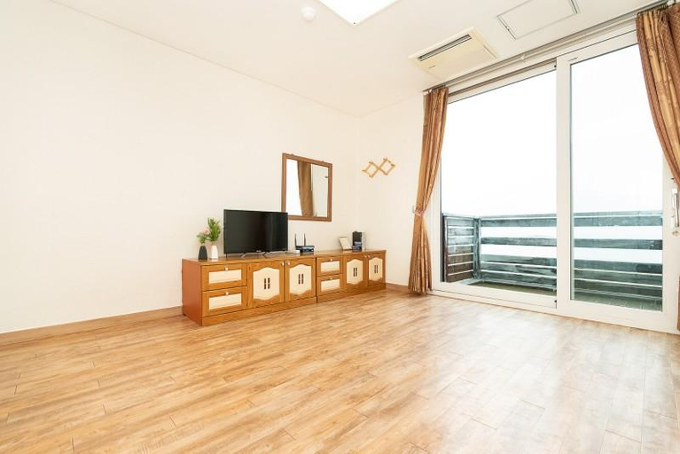 Others 5, Taean Awesome Khan Pension, Taean