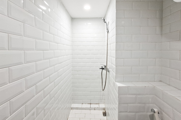 Bathroom 5, Cozy White Loft Studio at Kingland Avenue Apartment By Travelio, Tangerang