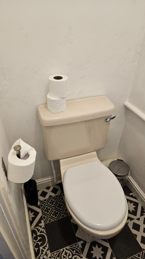 Bathroom 2, Winston House Guesthouse, East Riding of Yorkshire