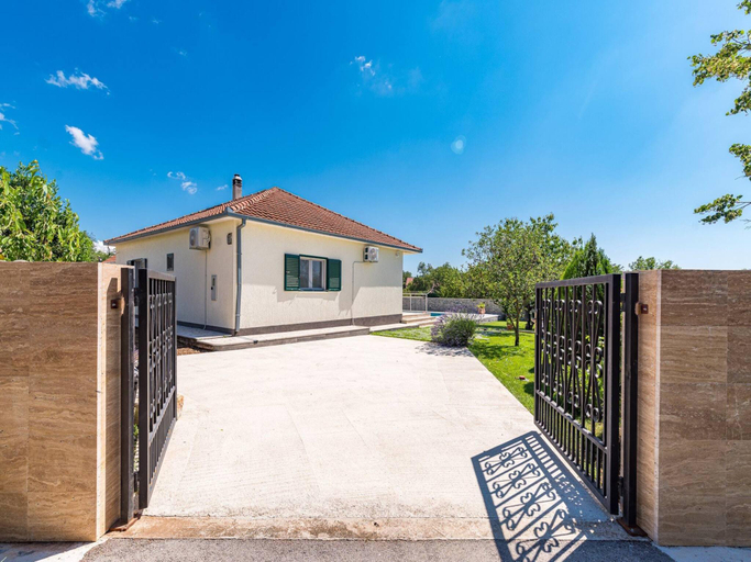 4, Villa near Krka with Private Pool, Unešić